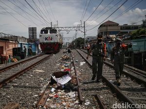 Tertibkan Area Pinggir Rel Kereta, Kafe di Gang Rayal Dibongkar Tertibkan Area Pinggir Rel Kereta, Kafe di Gang Rayal Dibongkar