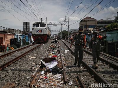 Tertibkan Area Pinggir Rel Kereta, Kafe di Gang Rayal Dibongkar