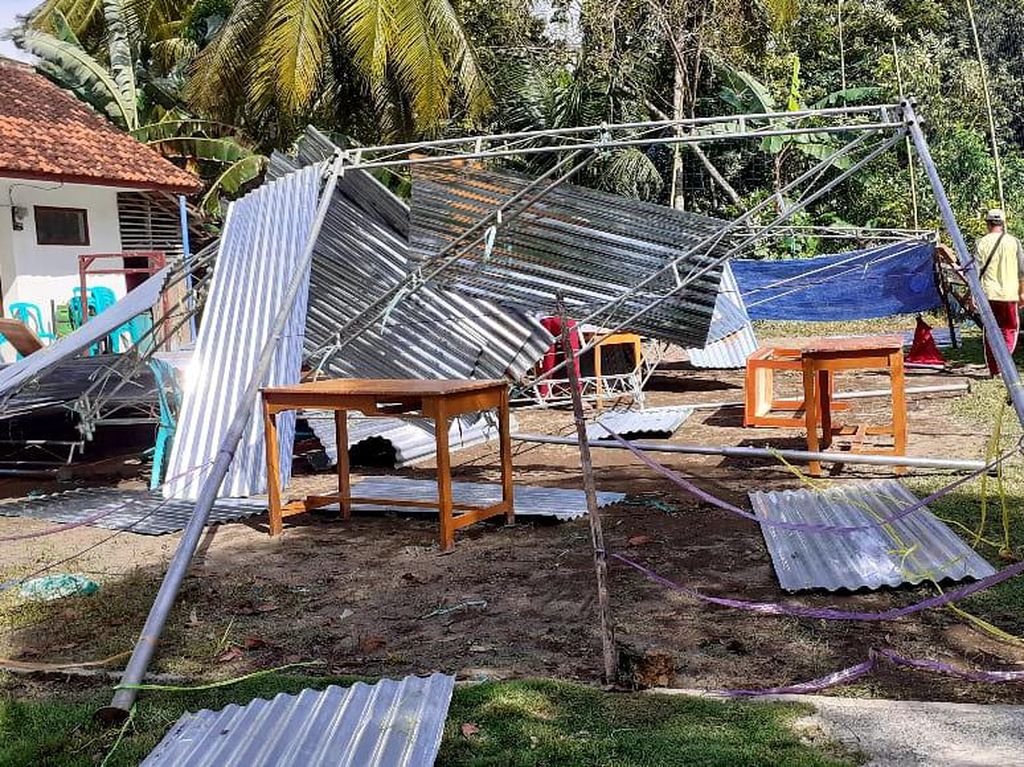 Jelang Pencoblosan, 2 TPS di Pangandaran Ambruk Dihantam Angin Kencang