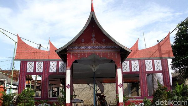 Unik! Ada TPS Bernuansa Rumah Adat Jelang Pilkada Depok