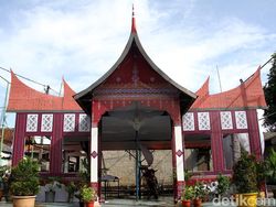 Unik! Ada TPS Bernuansa Rumah Adat Jelang Pilkada Depok