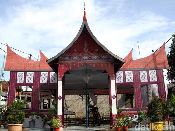 Unik! Ada TPS Bernuansa Rumah Adat Jelang Pilkada Depok