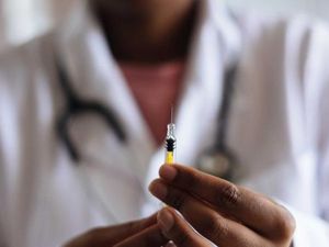 3 Profesi yang Disuntik Vaksin Corona Pertama