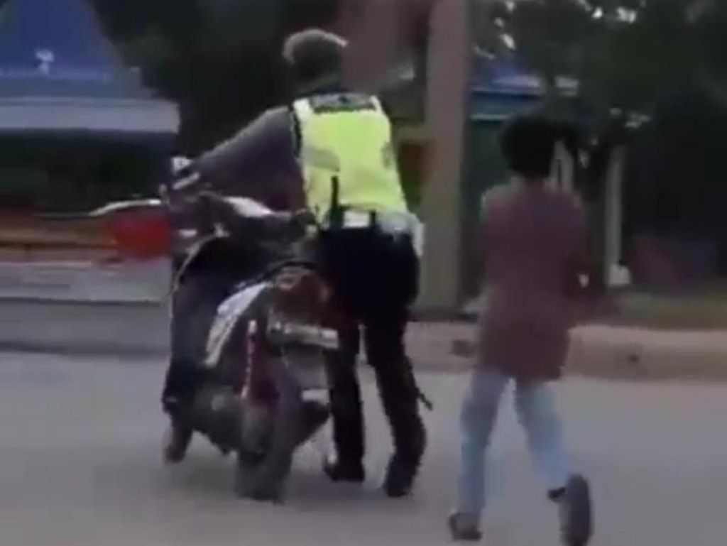 Bocah Mewek-Banting Motor, Ini Alasan Anak di Bawah Umur Dilarang Motoran Bocah Mewek-Banting Motor, Ini Alasan Anak di Bawah Umur Dilarang Motoran
