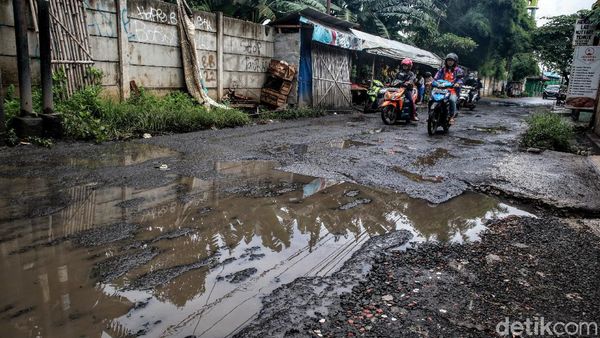 Waduh, Jalan di Tangsel Rusak dan Tergenang