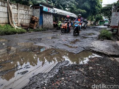 Waduh, Jalan di Tangsel Rusak dan Tergenang