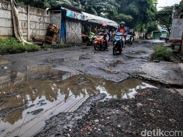 Waduh, Jalan di Tangsel Rusak dan Tergenang