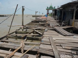 Cerita Ngerinya Saat Angin Kencang-Gelombang Tinggi Terjang Rumah di Demak