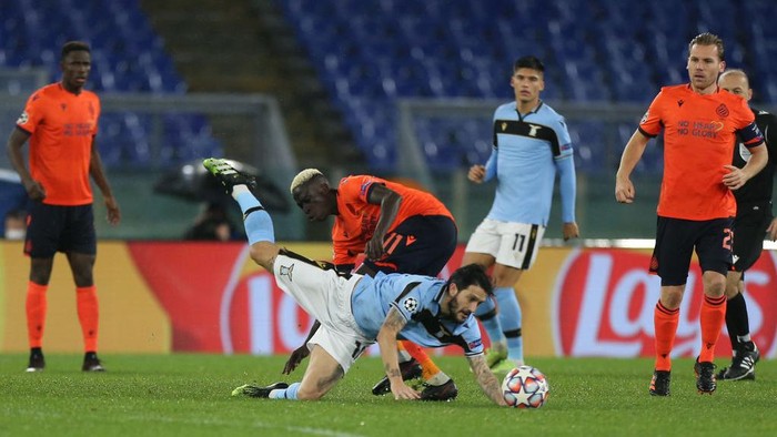 ROME, ITALY - DECEMBER 08: Krepin Diatta of Club Brugge challenges for the ball with Luis Alberto of SS Lazio during the UEFA Champions League Group F stage match between SS Lazio and Club Brugge KV at Stadio Olimpico on December 08, 2020 in Rome, Italy. Sporting stadiums around Italy remain under strict restrictions due to the Coronavirus Pandemic as Government social distancing laws prohibit fans inside venues resulting in games being played behind closed doors. (Photo by Paolo Bruno/Getty Images)