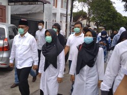 Berbaju Putih, Cawalkot Medan Akhyar Nyoblos di TPS Bareng Keluarga