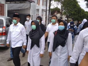 Berbaju Putih, Cawalkot Medan Akhyar Nyoblos di TPS Bareng Keluarga Berbaju Putih, Cawalkot Medan Akhyar Nyoblos di TPS Bareng Keluarga
