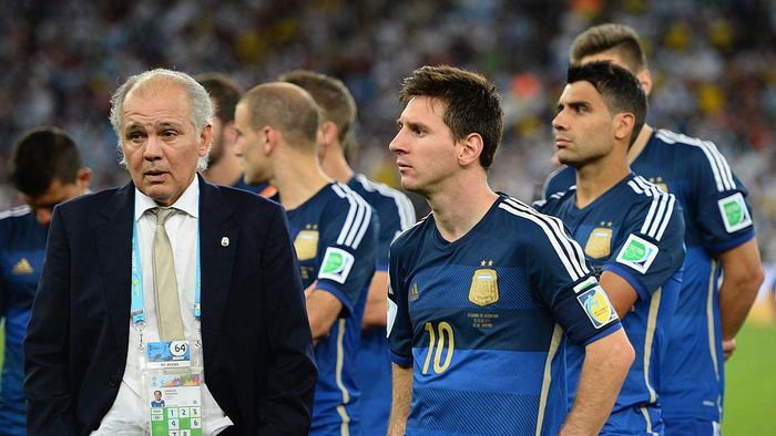 Alejandro Sabella RIO DE JANEIRO, BRAZIL - JULY 13: Head coach Alejandro Sabella of Argentina looks on with Lionel Messi after being defeated by Germany 1-0 in extra time during the 2014 FIFA World Cup Brazil Final match between Germany and Argentina at Maracana on July 13, 2014 in Rio de Janeiro, Brazil. (Photo by Jamie McDonald/Getty Images)