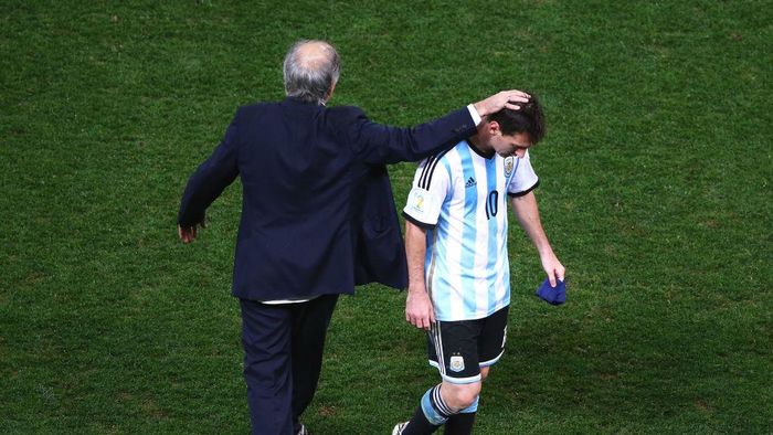 Alejandro Sabella-Lionel Messi SAO PAULO, BRAZIL - JULY 09: Head coach Alejandro Sabella of Argentina reacts with Lionel Messi at the end of extra time during the 2014 FIFA World Cup Brazil Semi Final match between the Netherlands and Argentina at Arena de Sao Paulo on July 9, 2014 in Sao Paulo, Brazil. (Photo by Julian Finney/Getty Images)