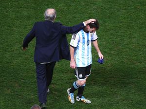 Messi, Sabella, dan Ban Kapten Timnas Argentina Messi, Sabella, dan Ban Kapten Timnas Argentina