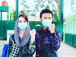 Arumi Bachsin dan Emil Dardak Rela Terbang ke Trenggalek demi Nyoblos