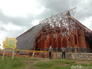 Atap Gedung Pusat Kesenian di Sumedang Ambruk Akibat Angin Kencang