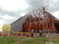 Atap Gedung Pusat Kesenian di Sumedang Ambruk Akibat Angin Kencang