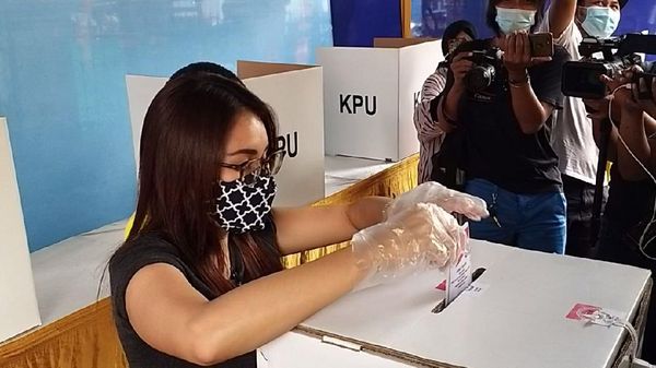 Ogah Golput, Ayu Ting Ting Nyoblos Ditemani Ayah Rojak