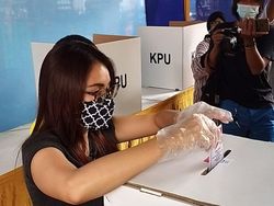 Ogah Golput, Ayu Ting Ting Nyoblos Ditemani Ayah Rojak