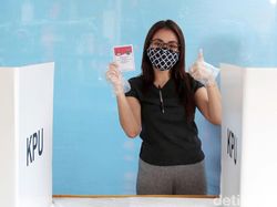 Penampilan Ayu Ting Ting Ikuti Protokol Kesehatan ke TPS