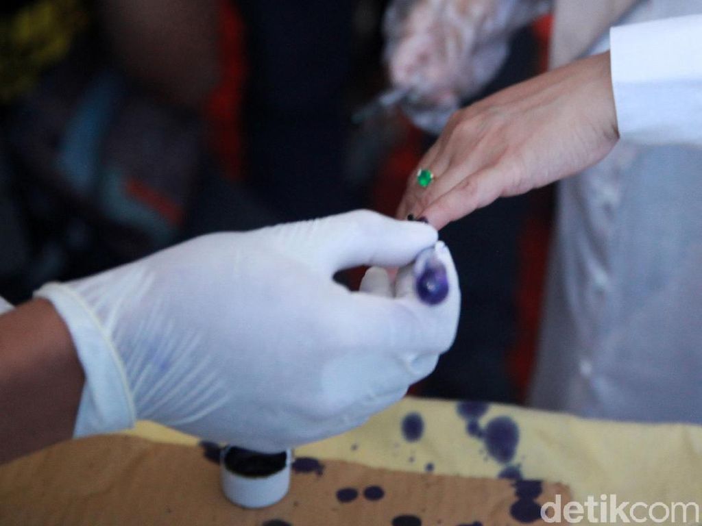 #Pilkada2020 di Tengah Pandemi, Netizen Tetap Ramai Pamer Kelingking Ungu