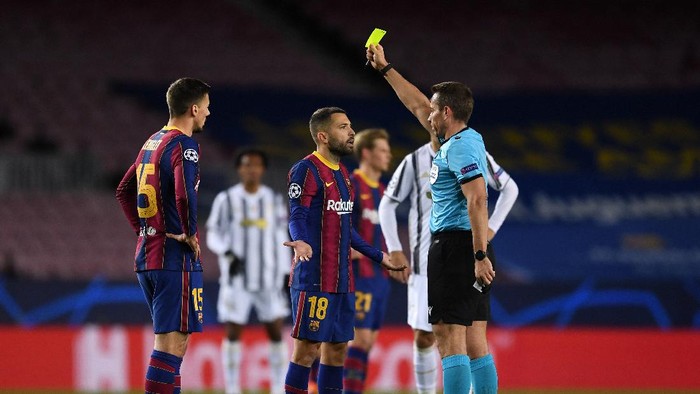 BARCELONA, SPAIN - DECEMBER 08: Jordi Alba of Barcelona is shown a yellow card during the UEFA Champions League Group G stage match between FC Barcelona and Juventus at Camp Nou on December 08, 2020 in Barcelona, Spain. Sporting stadiums around Spain remain under strict restrictions due to the Coronavirus Pandemic as Government social distancing laws prohibit fans inside venues resulting in games being played behind closed doors. (Photo by David Ramos/Getty Images)