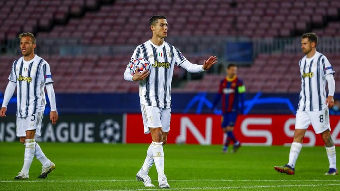 Juventus Cristiano Ronaldo gestures before socoring a penalty kick during the Champions League group G soccer match between FC Barcelona and Juventus at the Camp Nou stadium in Barcelona, Spain, Tuesday, Dec. 8, 2020. (AP Photo/Joan Monfort)