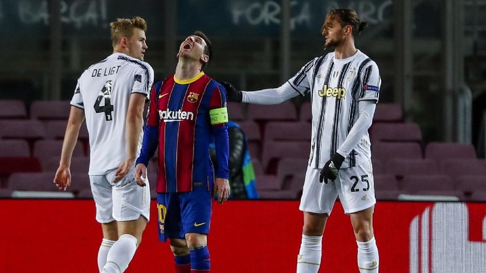 Barcelonas Lionel Messi reacts after missing a chance during the Champions League group G soccer match between FC Barcelona and Juventus at the Camp Nou stadium in Barcelona, Spain, Tuesday, Dec. 8, 2020. (AP Photo/Joan Monfort)