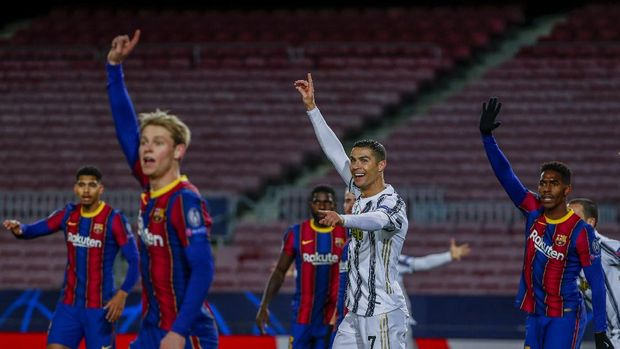 Barcelona vs Juventus di Liga Champions Juventus' Cristiano Ronaldo, center, gestures during the Champions League group G soccer match between FC Barcelona and Juventus at the Camp Nou stadium in Barcelona, Spain, Tuesday, Dec. 8, 2020. (AP Photo/Joan Monfort)