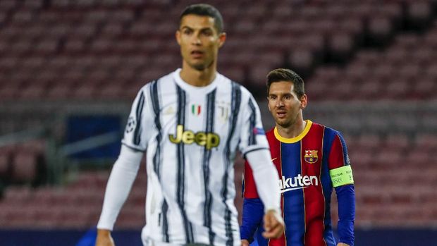 Barcelona's Lionel Messi, right, and Juventus' Cristiano Ronaldo during the Champions League group G soccer match between FC Barcelona and Juventus at the Camp Nou stadium in Barcelona, Spain, Tuesday, Dec. 8, 2020. (AP Photo/Joan Monfort)