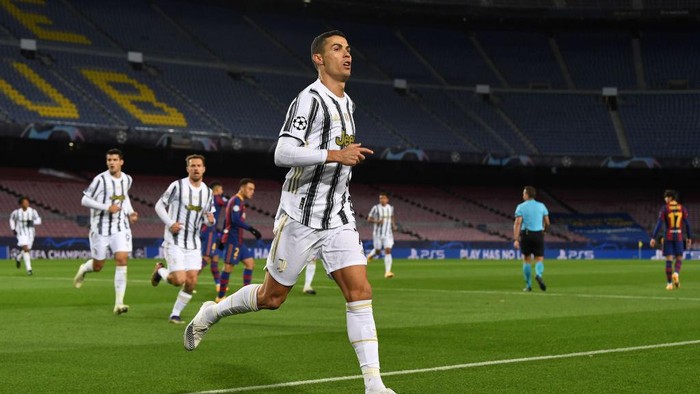 BARCELONA, SPAIN - DECEMBER 08: Cristiano Ronaldo of Juventus F.C. celebrates after scoring his sides first goal from the penalty spot during the UEFA Champions League Group G stage match between FC Barcelona and Juventus at Camp Nou on December 08, 2020 in Barcelona, Spain. Sporting stadiums around Spain remain under strict restrictions due to the Coronavirus Pandemic as Government social distancing laws prohibit fans inside venues resulting in games being played behind closed doors. (Photo by David Ramos/Getty Images)