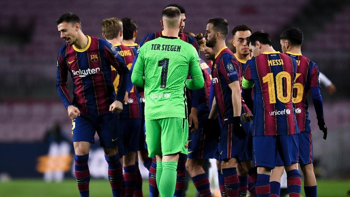 BARCELONA, SPAIN - DECEMBER 08: Marc-Andre ter Stegen of FC Barcelona speaks with his team mates during the warm up prior to the UEFA Champions League Group G stage match between FC Barcelona and Juventus at Camp Nou on December 08, 2020 in Barcelona, Spain. Sporting stadiums around Spain remain under strict restrictions due to the Coronavirus Pandemic as Government social distancing laws prohibit fans inside venues resulting in games being played behind closed doors. (Photo by David Ramos/Getty Images)