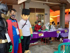 Ajak Warga Tidak Golput, Salah Satu TPS di Banjarmasin Datangkan Superhero