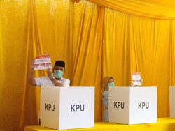 Cawalkot Benyamin Davnie Nyoblos di TPS 16 Lengkong Karya Bareng Keluarga