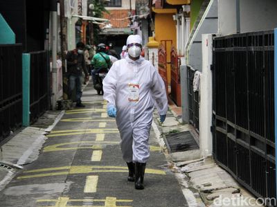 Pakai APD, Petugas Pilkada Depok Jemput Bola