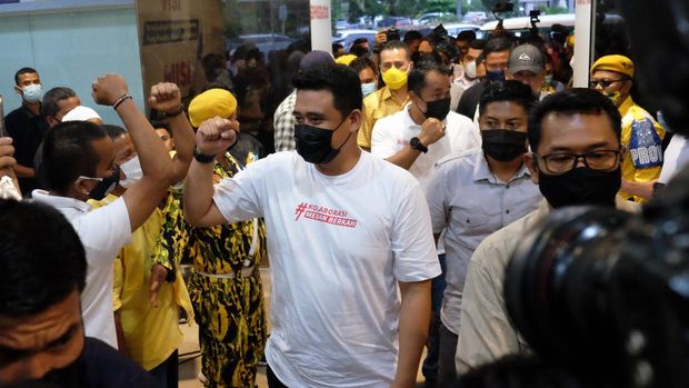 Pasangan calon Wali Kota-Wakil Wali Kota Medan nomor urut dua Bobby Nasution (ketiga kiri) dan Aulia Rachman (keempat kiri) menyalami pendukung sebelum memberi tanggapan terkait hitungan cepat perolehan suara Pilkada Kota Medan 2020, di Medan, Sumatera utara, Rabu (9/12/2020). Sejumlah lembaga survei menyebutkan pasangan calon Wali Kota-Wakil Wali Kota Medan Bobby Nasution-Aulia Rachman unggul mengalahkan pasangan calon Akhyar Nasution-Salman Alfarisi. ANTARA FOTO/Irsan Mulyadi/Lmo/aww.