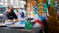 Bobby Nasution Blusukan ke Pasar hingga Review Kue UMKM