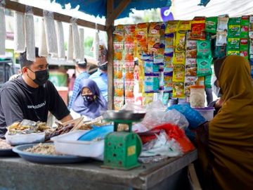 Bobby Nasution Blusukan ke Pasar hingga Review Kue UMKM