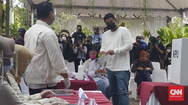 Calon wali kota Pilkada Medan, Bobby Nasution menggunakan hak suaranya di TPS nomor 22 di Komplek Taman Setia Budi Indah, Medan, Rabu (9/12),