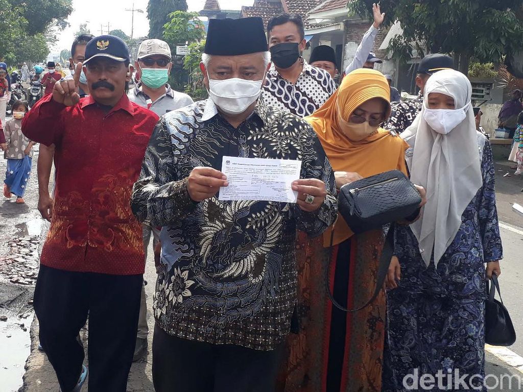 Gunakan Hak Pilih di Pilbup Malang, Sanusi Jalan Kaki ke TPS