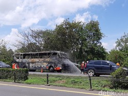 Bus Pariwisata Terbakar di Tol Tangerang-Merak, Lalin Macet 3 Kilometer