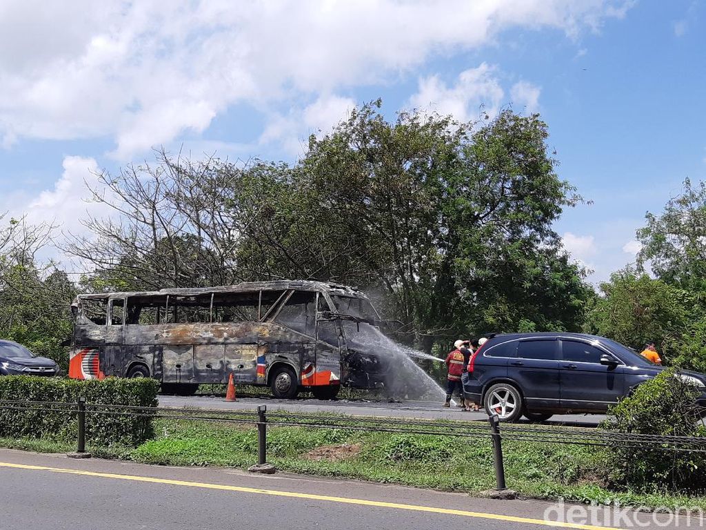 Bus Pariwisata Terbakar di Tol Tangerang-Merak, Lalin Macet 3 Kilometer Bus Pariwisata Terbakar di Tol Tangerang-Merak, Lalin Macet 3 Kilometer