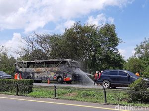 Bus Pariwisata Terbakar di Tol Tangerang-Merak, Lalin Macet 3 Kilometer Bus Pariwisata Terbakar di Tol Tangerang-Merak, Lalin Macet 3 Kilometer