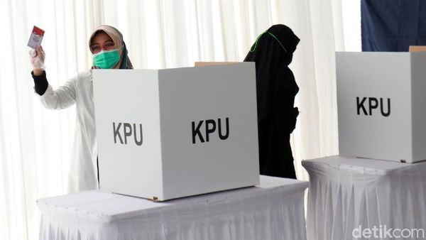 Cabup Nia Agustina Berikan Hak Suara di TPS 15