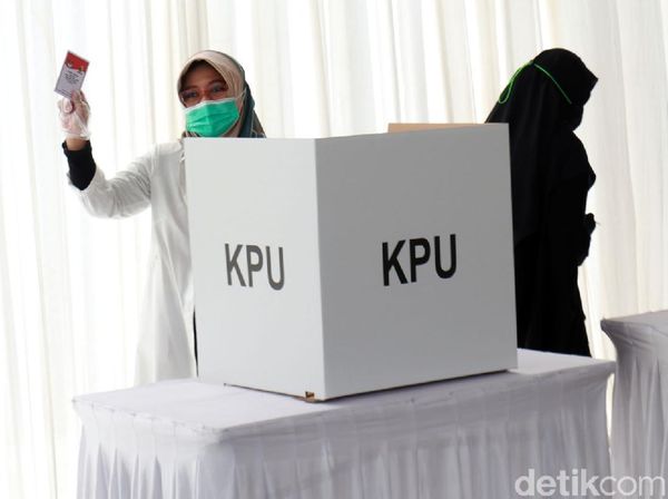 Cabup Nia Agustina Berikan Hak Suara di TPS 15