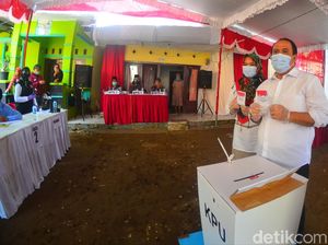 Kedua Calon Bupati Pangandaran Teleponan Usai Nyoblos Kedua Calon Bupati Pangandaran Teleponan Usai Nyoblos