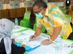 Kompak Berbatik Kuning, Cabup Sukabumi Marwan Nyoblos Diantar Keluarga