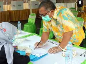 Kompak Berbatik Kuning, Cabup Sukabumi Marwan Nyoblos Diantar Keluarga Kompak Berbatik Kuning, Cabup Sukabumi Marwan Nyoblos Diantar Keluarga