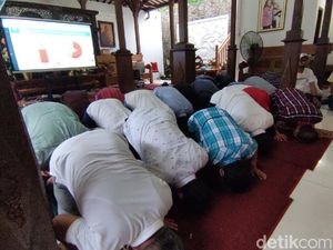 Masih Tunggu Hasil 500 TPS, Hendi-Ita Klaim Menang dan Sujud Syukur Masih Tunggu Hasil 500 TPS, Hendi-Ita Klaim Menang dan Sujud Syukur
