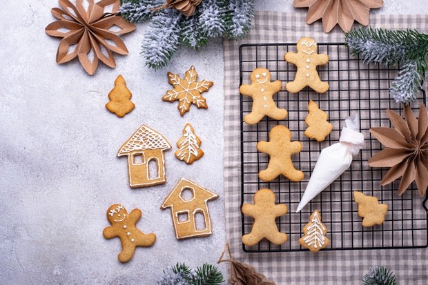 Membuat gingerbread hanya membutuhkan bahan-bahan yang mudah dan dipanggang dalam waktu yang singkat.